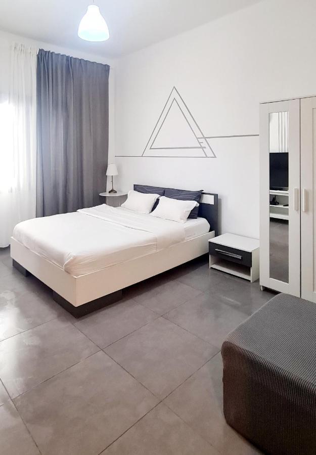 Nice Apartments On Ben Yehuda Str Tel Aviv Esterno foto