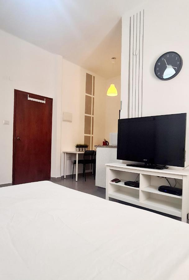 Nice Apartments On Ben Yehuda Str Tel Aviv Esterno foto